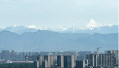 四川成都凌晨巨响  天空现雪山